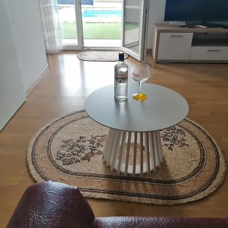 Laragloria Apartment *